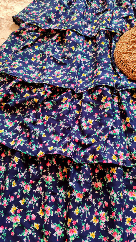 دامن نخی چین دار چهار طبقه با پس زمینه سرمه ای